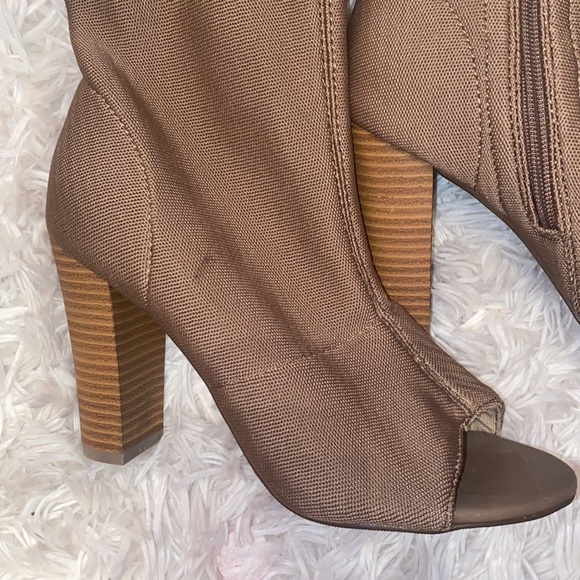 Forever 21 Green Heels - Picture 7 of 7